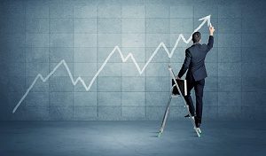 zaman içinde üstel büyümeyi gösteren bir çizgi çizen adam; organik bir SEO kampanyasına yatırım yapmanın bileşik etkisine benzer