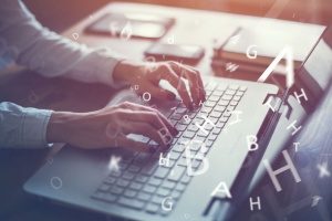 kobieta biznesu wdrażająca strategię marketingu cyfrowego na komputerze