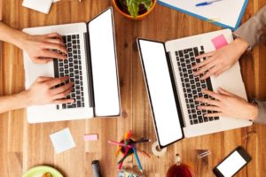 クライアントに提供されるデジタルマーケティングサービスの一部としてWebサイトを構築している、321のWebマーケティングからの数人のマーケティング専門家