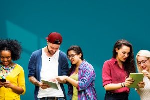 Un gruppo di persone che scopre un dentista locale attraverso i propri dispositivi e le preferenze dei social media dopo un piano di marketing dentale di successo sui social media