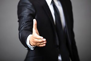 เจ้าของหน่วยงานการตลาดดิจิทัลประชุมกับลูกค้าสำนักงานกฎหมาย