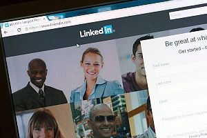 LinkedIn-Unternehmensseiten, die von einer Versicherungsmarketingagentur erstellt wurden, die mit einer Unterhaltungsversicherungsfirma mit Sitz in Kalifornien zusammenarbeitet