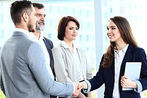 ein Treffen einer Agentur für digitales Marketing mit dem CEO einer Versicherungsagentur, um eine gute Strategie für digitales Marketing zu besprechen