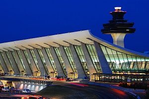 bidikan malam Bandara Dulles yang terletak di jantung Virginia Utara di mana SEO bermanfaat bagi bisnis