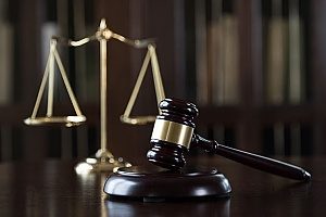 patung palu dan keseimbangan yang dimiliki oleh seorang pengacara yang dapat memanfaatkan layanan pemasaran firma hukum untuk meningkatkan visibilitasnya secara online