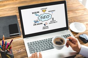 écran d'ordinateur montrant un visuel des aspects du référencement et du marketing numérique pour les dentistes