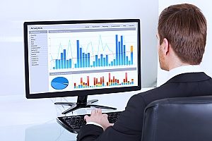 un propriétaire de petite entreprise examine les résultats de sa campagne de référencement et de marketing numérique en Virginie du Nord après six mois de son contrat avec une agence de marketing numérique