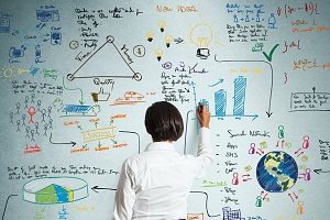 ใครบางคนกำลังเขียนกลยุทธ์การตลาดบนโซเชียลมีเดียที่กว้างขวางและใช้โซเชียลมีเดียสำหรับทันตแพทย์