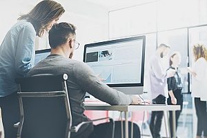 ทีมผู้เชี่ยวชาญด้านการตลาดดิจิทัลที่พัฒนาเนื้อหาเกี่ยวกับ SEO เทียบกับ SEM และแบบไหนจะดีกว่าสำหรับอุตสาหกรรมประเภทต่างๆ