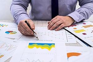 法律事務所のマーケティング計画を策定している間、弁護士によって実行されていることを調査した市場