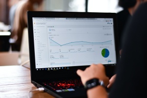 persoană care caută numere pe consola de căutare Google