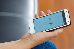 彼女の電話でグーグルを開く女性