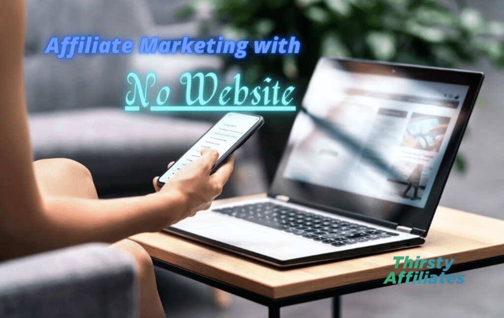 Una persona a un laptop. Il testo recita "marketing di affiliazione senza un sito web". Il logo ThirstyAffiliates è presente.