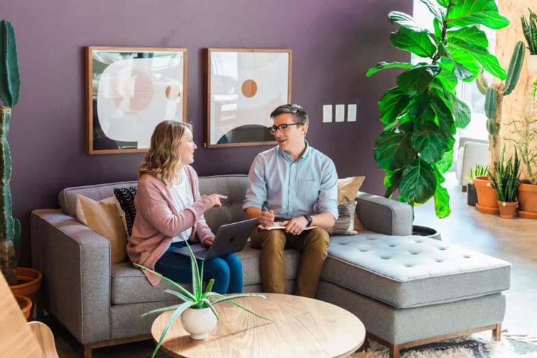 クライアントとウェブデザインについて話し合うウェブデザイナー