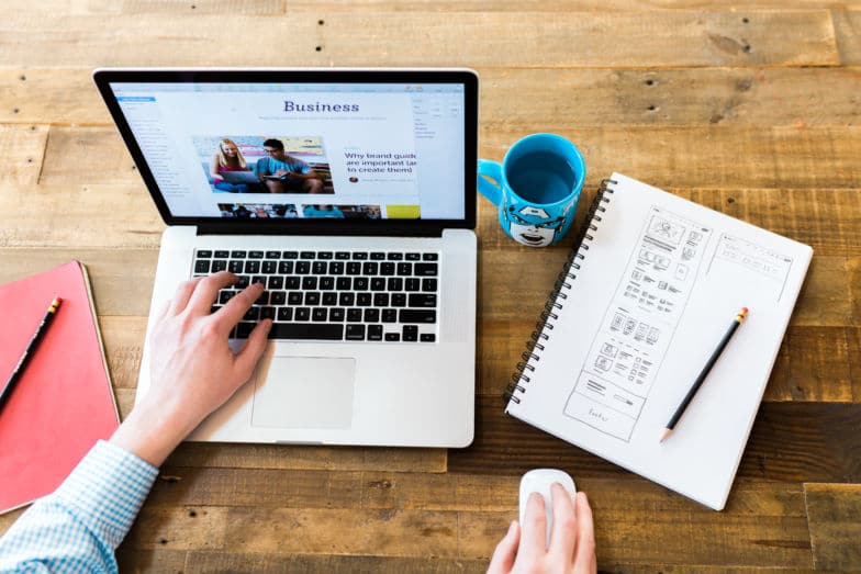 クライアントのウェブサイトで作業しているウェブデザイナー