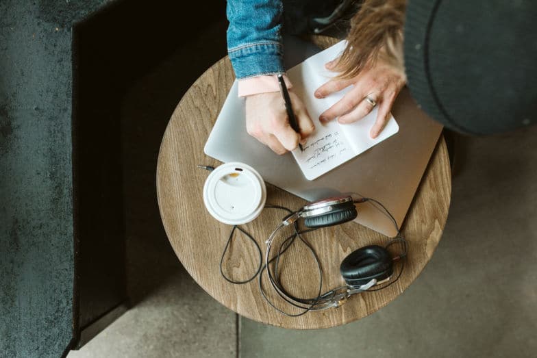 رجل يرسم أفكار تصميم جديدة لخط مخصص.