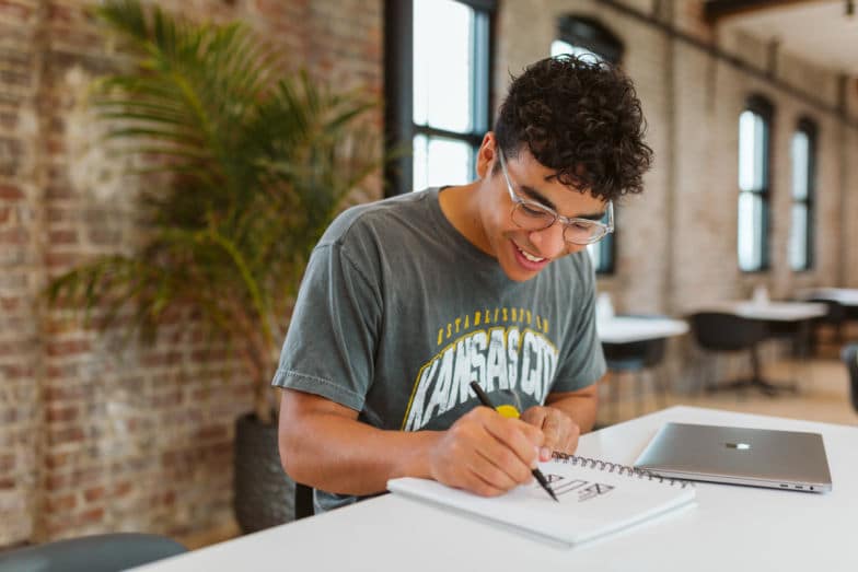 رجل يقوم بعمل الخط الحر الخاص به.