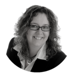 Marie Haynes em preto e branco