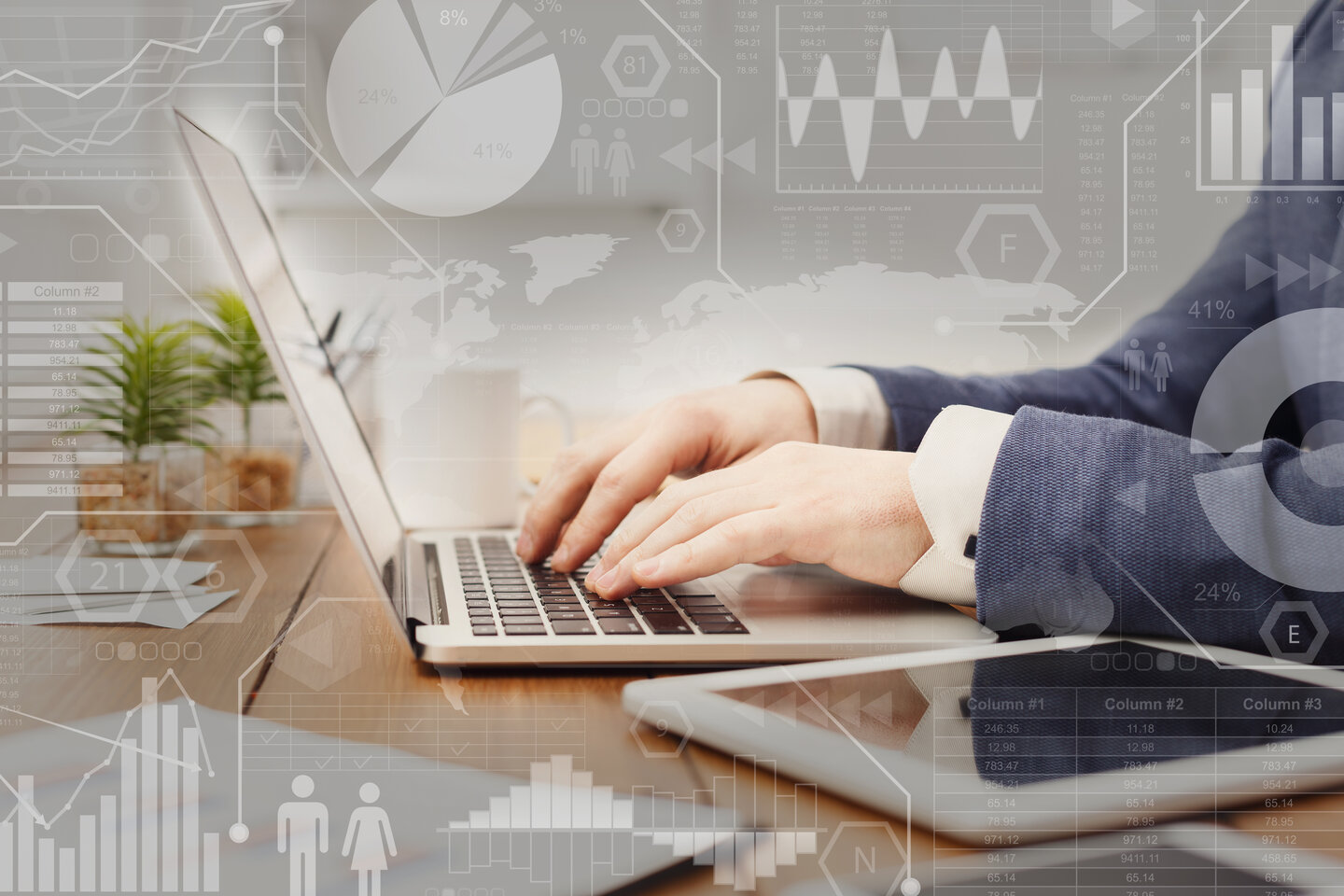 数字营销。具有业务流程的交互式屏幕,而不是商人在笔记本电脑上打字